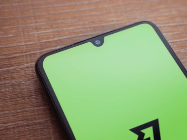 Lod, Israel - 16 Temmuz 2023: Ahşap zemin üzerinde akıllı telefon uygulaması fırlatma ekranı. Üst görünüm düzlüğü kopyalama alanı ile yatıyordu.