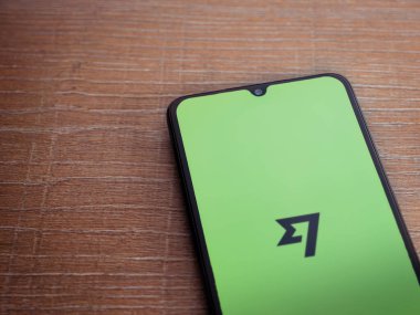 Lod, Israel - 16 Temmuz 2023: Ahşap zemin üzerinde akıllı telefon uygulaması fırlatma ekranı. Üst görünüm düzlüğü kopyalama alanı ile yatıyordu.