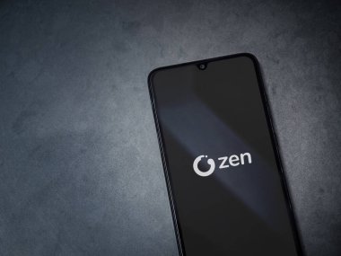Lod, Israel - 16 Temmuz 2023: ZEN.COM uygulaması koyu mermer taşlı arka planda akıllı telefondan kalkış ekranı. Üst görünüm düzlüğü kopyalama alanı ile yatıyordu.