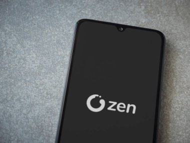 Lod, Israel - 16 Temmuz 2023: ZEN.COM uygulaması seramik taş zemin üzerinde akıllı telefondan çalıştırma ekranı. Üst görünüm düzlüğü kopyalama alanı ile yatıyordu.