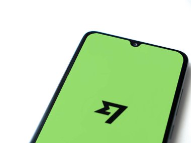 Lod, Israel - 16 Temmuz 2023: Beyaz arka planda akıllı telefon uygulaması çalıştırma ekranı. Üst görünüm düzlüğü kopyalama alanı ile yatıyordu.