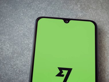 Lod, Israel - 16 Temmuz 2023: Seramik taş zemin üzerinde akıllı telefon uygulaması fırlatma ekranı. Üst görünüm düzlüğü kopyalama alanı ile yatıyordu.