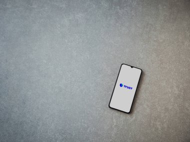 Lod, Israel - 16 Temmuz 2023: Seramik taş zemin üzerinde akıllı telefondan Cüzdan uygulaması fırlatma ekranı. Üst görünüm düzlüğü kopyalama alanı ile yatıyordu.