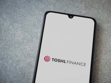 Lod, Israel - 16 Temmuz 2023: Toshl Finans uygulaması seramik taş zemin üzerinde akıllı telefon fırlatma ekranı. Üst görünüm düzlüğü kopyalama alanı ile yatıyordu.