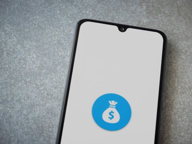 Lod, Israel - 16 Temmuz 2023: Seramik taş zemin üzerinde akıllı telefon uygulaması fırlatma ekranı. Üst görünüm düzlüğü kopyalama alanı ile yatıyordu.