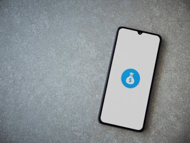 Lod, Israel - 16 Temmuz 2023: Seramik taş zemin üzerinde akıllı telefon uygulaması fırlatma ekranı. Üst görünüm düzlüğü kopyalama alanı ile yatıyordu.