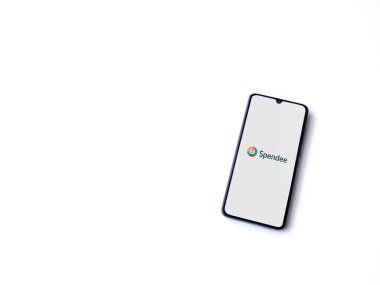 Lod, Israel - 16 Temmuz 2023: Spendee uygulaması beyaz arka planda akıllı telefondan çalıştırma ekranı. Üst görünüm düzlüğü kopyalama alanı ile yatıyordu.