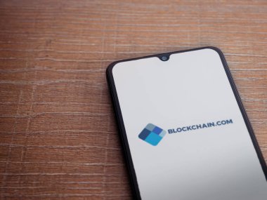 Lod, Israel - 16 Temmuz 2023: Blockchain.com uygulaması ahşap zemin üzerinde akıllı telefon fırlatma ekranı. Üst görünüm düzlüğü kopyalama alanı ile yatıyordu.