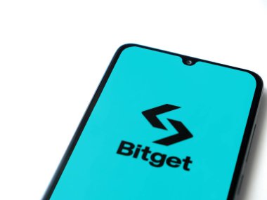 Lod, Israel - 16 Temmuz 2023: Bitget uygulaması beyaz arka planda akıllı telefondan çalıştırma ekranı. Üst görünüm düzlüğü kopyalama alanı ile yatıyordu.