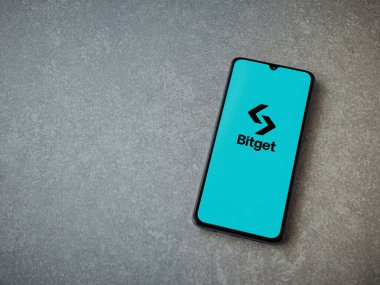 Lod, Israel - 16 Temmuz 2023: Bitget uygulaması seramik taş zemin üzerinde akıllı telefondan çalıştırma ekranı. Üst görünüm düzlüğü kopyalama alanı ile yatıyordu.
