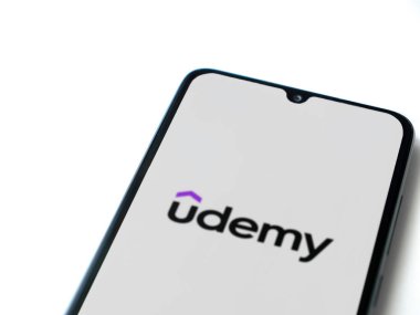 Lod, Israel - 16 Temmuz 2023: Udemy uygulaması beyaz arka planda akıllı telefondan çalıştırma ekranı. Üst görünüm düzlüğü kopyalama alanı ile yatıyordu.