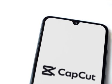 Lod, Israel - 16 Temmuz 2023: CapCut uygulaması beyaz arkaplanda akıllı telefondan çalıştırma ekranı..