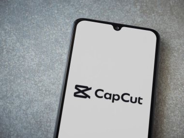 Lod, Israel - 16 Temmuz 2023: CapCut uygulaması seramik taş zemin üzerinde akıllı telefondan çalıştırma ekranı..