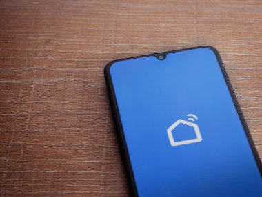 Lod, Israel - 16 Temmuz 2023: Akıllı Yaşam uygulaması ahşap arka planda akıllı telefondan çalıştırma ekranı. Üst görünüm düzlüğü kopyalama alanı ile yatıyordu.