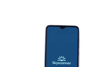 Lod, Israel - 16 Temmuz 2023: Skyscanner uygulaması beyaz arkaplanda akıllı telefondan çalıştırma ekranı. Üst görünüm düzlüğü kopyalama alanı ile yatıyordu.