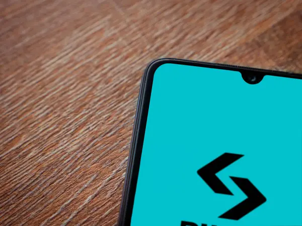 Lod, Israel - 16 Temmuz 2023: Bitget uygulaması ahşap arka planda akıllı telefondan çalıştırma ekranı. Üst görünüm düzlüğü kopyalama alanı ile yatıyordu.