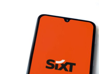 Lod, Israel - 16 Temmuz 2023: SIXT kira uygulaması beyaz arka planda akıllı telefondan çalıştırma ekranı. Üst görünüm düzlüğü kopyalama alanı ile yatıyordu.
