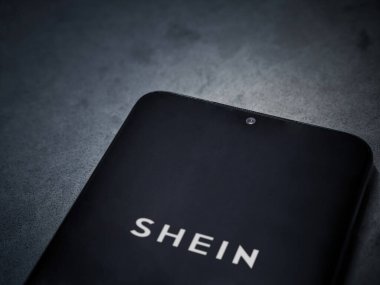 Lod, Israel - 16 Temmuz 2023: Koyu mermer taşlı arka planda Shein uygulaması fırlatma ekranı. Üst görünüm düzlüğü kopyalama alanı ile yatıyordu.