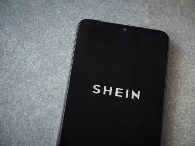 Lod, Israel - 16 Temmuz 2023: Seramik taş zemin üzerinde Shein uygulaması fırlatma ekranı. Üst görünüm düzlüğü kopyalama alanı ile yatıyordu.