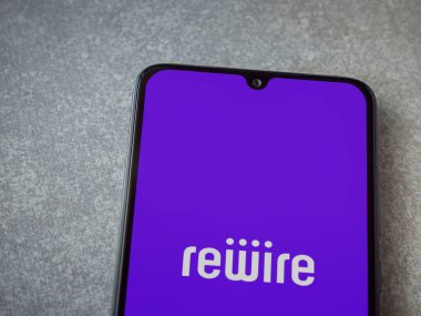 Lod, Israel - 16 Temmuz 2023: Seramik taş zemin üzerinde akıllı telefondan uygulama fırlatma ekranını yeniden kablo edin. Üst görünüm düzlüğü kopyalama alanı ile yatıyordu.