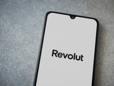 Lod, Israel - 16 Temmuz 2023: Revolut uygulaması seramik taş zemin üzerinde akıllı telefon fırlatma ekranı. Üst görünüm düzlüğü kopyalama alanı ile yatıyordu.