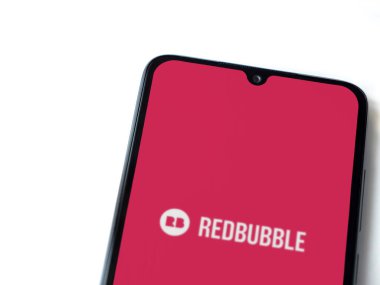 Lod, Israel - 16 Temmuz 2023: Kırmızı baloncuklu uygulama beyaz arka planda akıllı telefondan çalıştırma ekranı. Üst görünüm düzlüğü kopyalama alanı ile yatıyordu.
