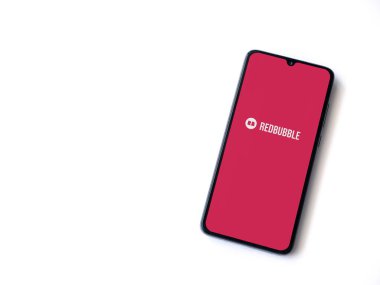 Lod, Israel - 16 Temmuz 2023: Kırmızı baloncuklu uygulama beyaz arka planda akıllı telefondan çalıştırma ekranı. Üst görünüm düzlüğü kopyalama alanı ile yatıyordu.