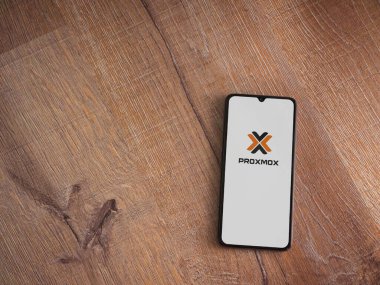 Lod, Israel - 16 Temmuz 2023: Proxmox Sanal Çevre uygulaması ahşap arka planda akıllı telefondan çalıştırma ekranı. Üst görünüm düzlüğü kopyalama alanı ile yatıyordu.