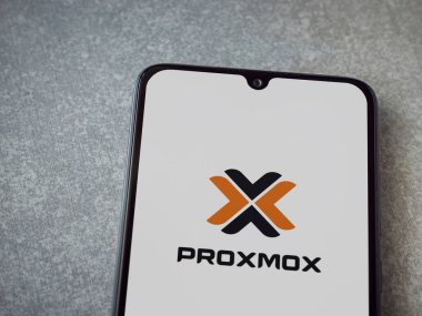 Lod, Israel - 16 Temmuz 2023: Proxmox Sanal Çevre uygulaması seramik taş zemin üzerinde akıllı telefon fırlatma ekranı. Üst görünüm düzlüğü kopyalama alanı ile yatıyordu.