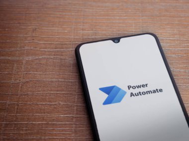 Lod, Israel - 16 Temmuz 2023: Power Automate uygulama başlatma ekranı ahşap zemin üzerinde akıllı telefon. Üst görünüm düzlüğü kopyalama alanı ile yatıyordu.