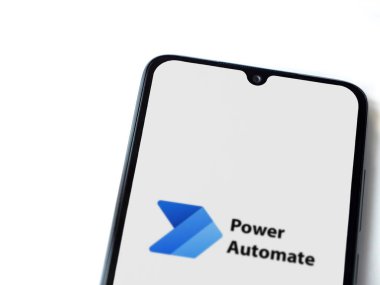 Lod, Israel - 16 Temmuz 2023: Power Automate uygulaması beyaz arkaplanda akıllı telefondan çalıştırma ekranı. Üst görünüm düzlüğü kopyalama alanı ile yatıyordu.