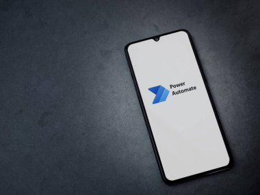 Lod, Israel - 16 Temmuz 2023: Power Automate uygulaması koyu mermer taşlı arka planda akıllı telefondan kalkış ekranı. Üst görünüm düzlüğü kopyalama alanı ile yatıyordu.