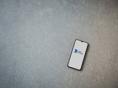 Lod, Israel - 16 Temmuz 2023: Seramik taş zemin üzerinde akıllı telefondan Power Automate uygulaması fırlatma ekranı. Üst görünüm düzlüğü kopyalama alanı ile yatıyordu.