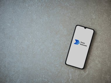 Lod, Israel - 16 Temmuz 2023: Seramik taş zemin üzerinde akıllı telefondan Power Automate uygulaması fırlatma ekranı. Üst görünüm düzlüğü kopyalama alanı ile yatıyordu.