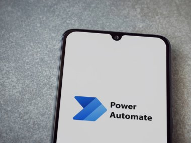 Lod, Israel - 16 Temmuz 2023: Seramik taş zemin üzerinde akıllı telefondan Power Automate uygulaması fırlatma ekranı. Üst görünüm düzlüğü kopyalama alanı ile yatıyordu.