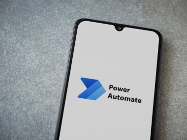 Lod, Israel - 16 Temmuz 2023: Seramik taş zemin üzerinde akıllı telefondan Power Automate uygulaması fırlatma ekranı. Üst görünüm düzlüğü kopyalama alanı ile yatıyordu.