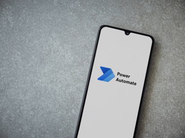 Lod, Israel - 16 Temmuz 2023: Seramik taş zemin üzerinde akıllı telefondan Power Automate uygulaması fırlatma ekranı. Üst görünüm düzlüğü kopyalama alanı ile yatıyordu.