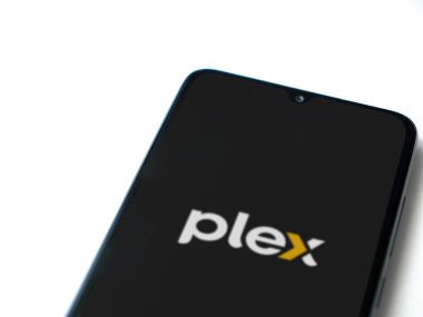 Lod, Israel - 16 Temmuz 2023: Beyaz arka planda akıllı telefondan plex uygulama başlatma ekranı. Üst görünüm düzlüğü kopyalama alanı ile yatıyordu.