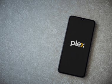 Lod, Israel - 16 Temmuz 2023: Seramik taş zemin üzerinde akıllı telefon uygulaması çalıştırma ekranı. Üst görünüm düzlüğü kopyalama alanı ile yatıyordu.