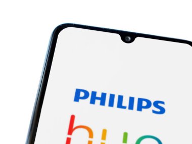 Lod, Israel - 16 Temmuz 2023: Philips Hue uygulaması beyaz arkaplanda akıllı telefondan çalıştırma ekranı. Üst görünüm düzlüğü kopyalama alanı ile yatıyordu.