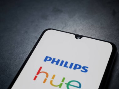 Lod, Israel - 16 Temmuz 2023: Philips Hue uygulaması koyu mermer taşlı arka planda akıllı telefondan kalkış ekranı. Üst görünüm düzlüğü kopyalama alanı ile yatıyordu.