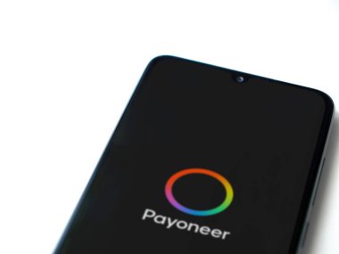 Lod, Israel - 16 Temmuz 2023: Payonez uygulaması beyaz arka planda akıllı telefondan çalıştırma ekranı. Üst görünüm düzlüğü kopyalama alanı ile yatıyordu.