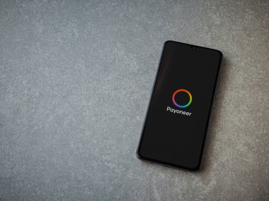 Lod, Israel - 16 Temmuz 2023: Payonez uygulaması seramik taş zemin üzerinde akıllı telefon fırlatma ekranı. Üst görünüm düzlüğü kopyalama alanı ile yatıyordu.