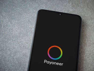 Lod, Israel - 16 Temmuz 2023: Payonez uygulaması seramik taş zemin üzerinde akıllı telefon fırlatma ekranı. Üst görünüm düzlüğü kopyalama alanı ile yatıyordu.