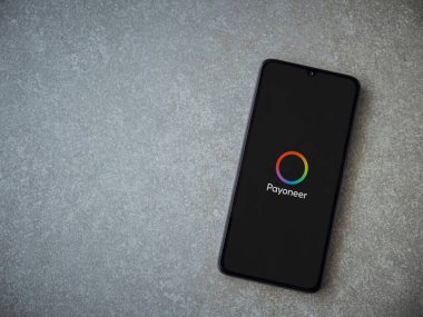 Lod, Israel - 16 Temmuz 2023: Payonez uygulaması seramik taş zemin üzerinde akıllı telefon fırlatma ekranı. Üst görünüm düzlüğü kopyalama alanı ile yatıyordu.