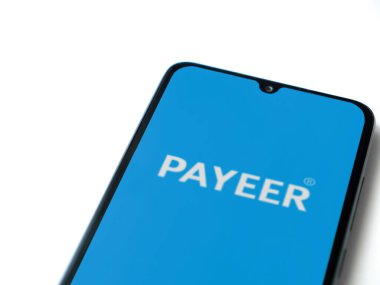 Lod, Israel - 16 Temmuz 2023: PaYEER uygulaması beyaz arka planda akıllı telefondan çalıştırma ekranı. Üst görünüm düzlüğü kopyalama alanı ile yatıyordu.