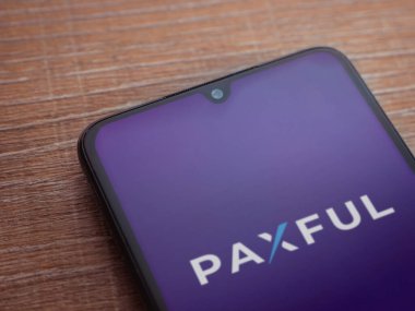 Lod, Israel - 16 Temmuz 2023: Ahşap arka planda akıllı telefondan acıklı uygulama fırlatma ekranı. Üst görünüm düzlüğü kopyalama alanı ile yatıyordu.