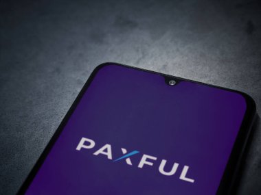 Lod, Israel - 16 Temmuz 2023: Koyu mermer arka planda akıllı telefondan acıklı uygulama fırlatma ekranı. Üst görünüm düzlüğü kopyalama alanı ile yatıyordu.