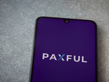 Lod, Israel - 16 Temmuz 2023: Seramik taş zemin üzerinde akıllı telefondan acıklı uygulama fırlatma ekranı. Üst görünüm düzlüğü kopyalama alanı ile yatıyordu.