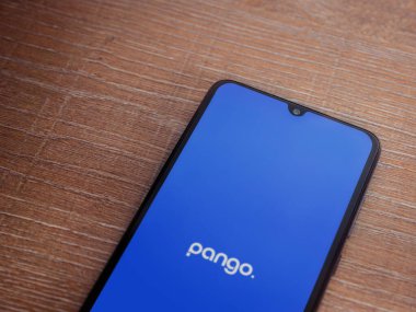 Lod, Israel - 16 Temmuz 2023: Pango uygulaması ahşap arka planda akıllı telefondan çalıştırma ekranı. Üst görünüm düzlüğü kopyalama alanı ile yatıyordu.